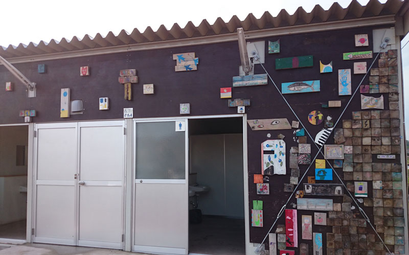 切っ端アート　トイレ外壁